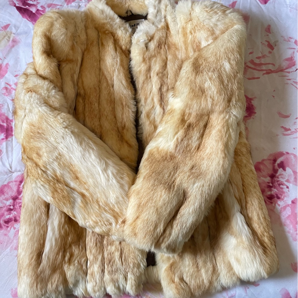 Luxurious Faux Fur Coat in Cream and Tan